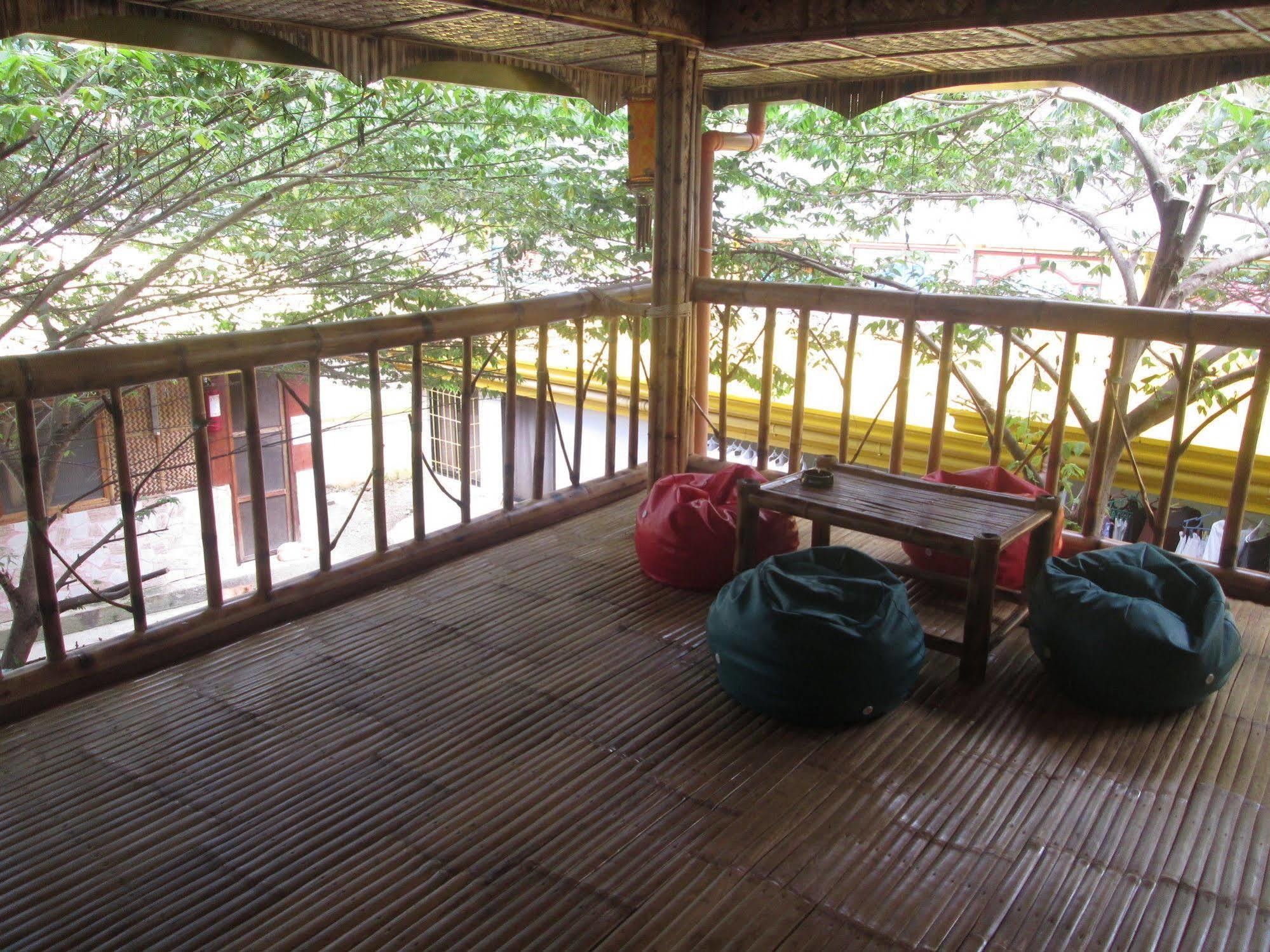 Bambooze Hauz Hotel Balabag  Buitenkant foto