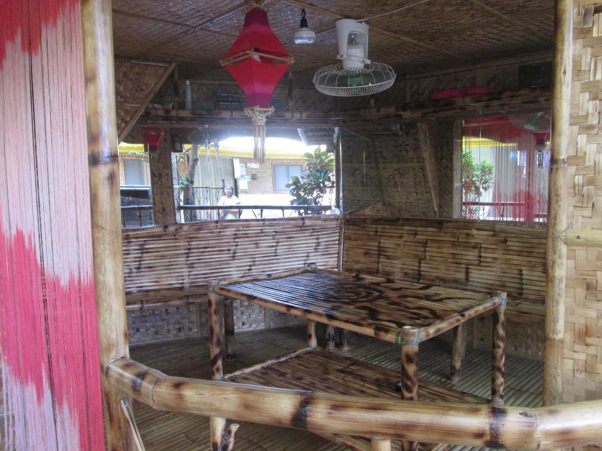 Bambooze Hauz Hotel Balabag  Buitenkant foto