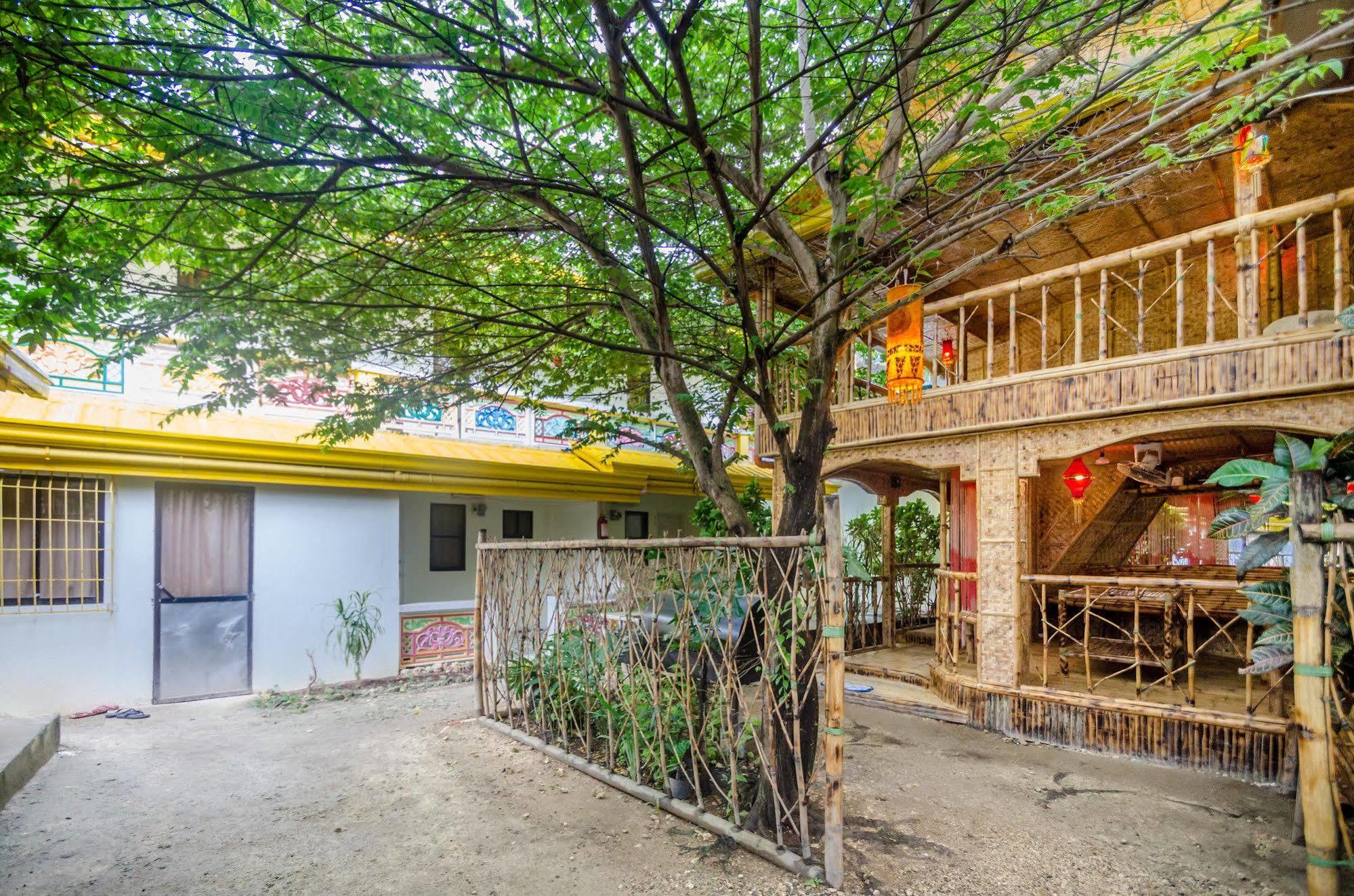 Bambooze Hauz Hotel Balabag  Buitenkant foto